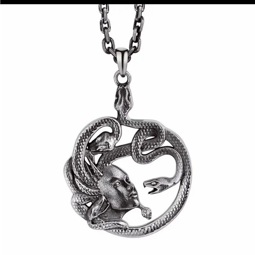 MEDUSA PENDANT‎